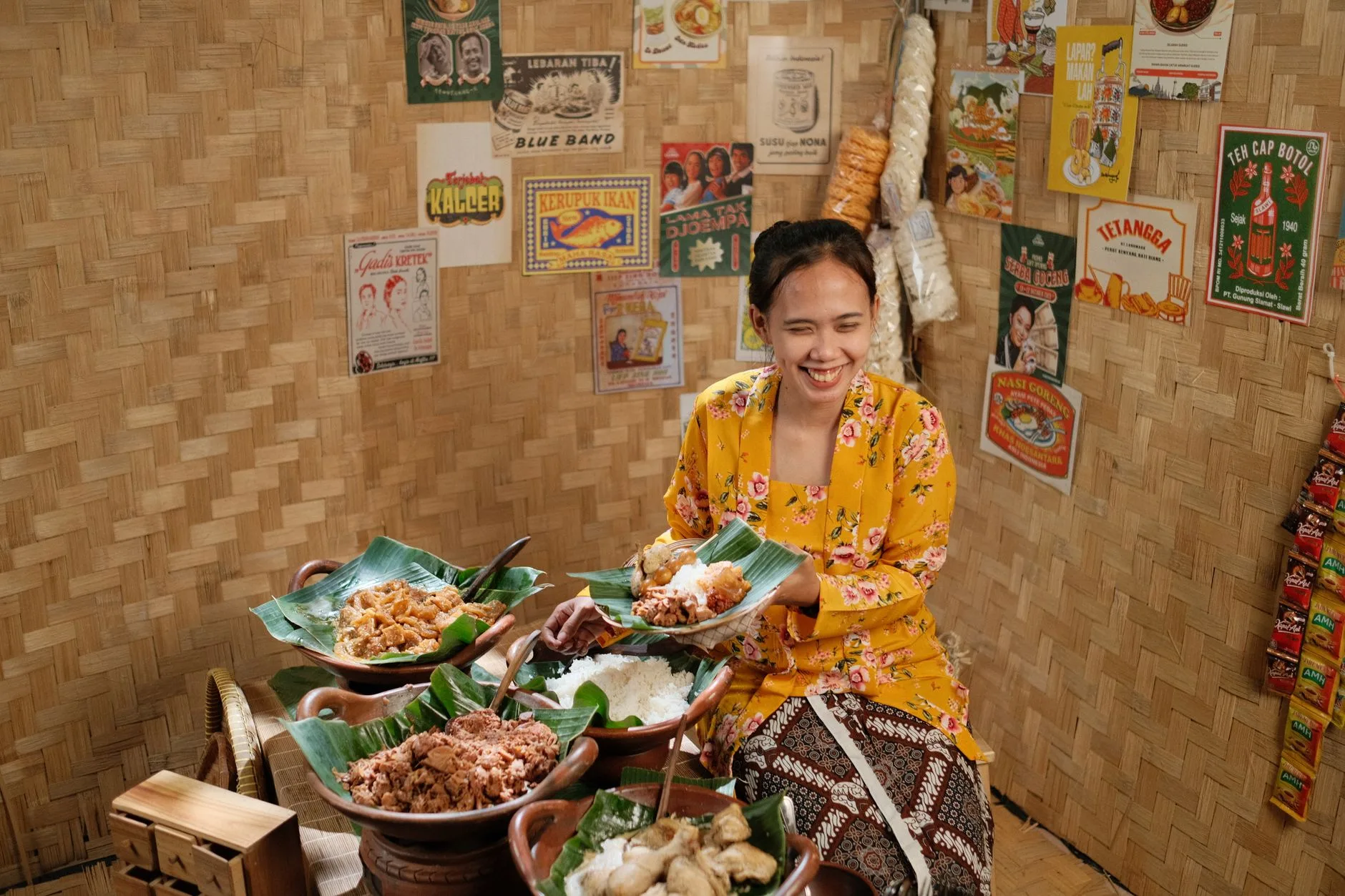 Repas indonésien traditionnel servi dans un restaurant de Jakarta