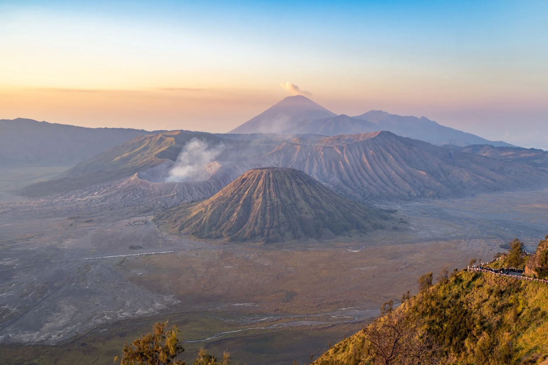 Le Bromo : caldeira, mer de sable et lever de soleil