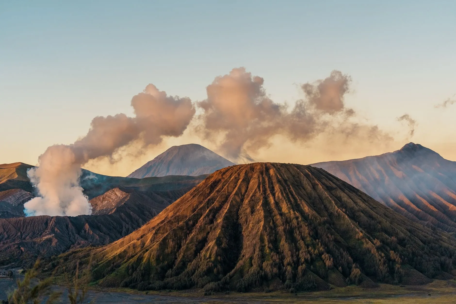 Le volcan Bromo qui fume au lever du soleil, dans la caldeira du Tengger à Java