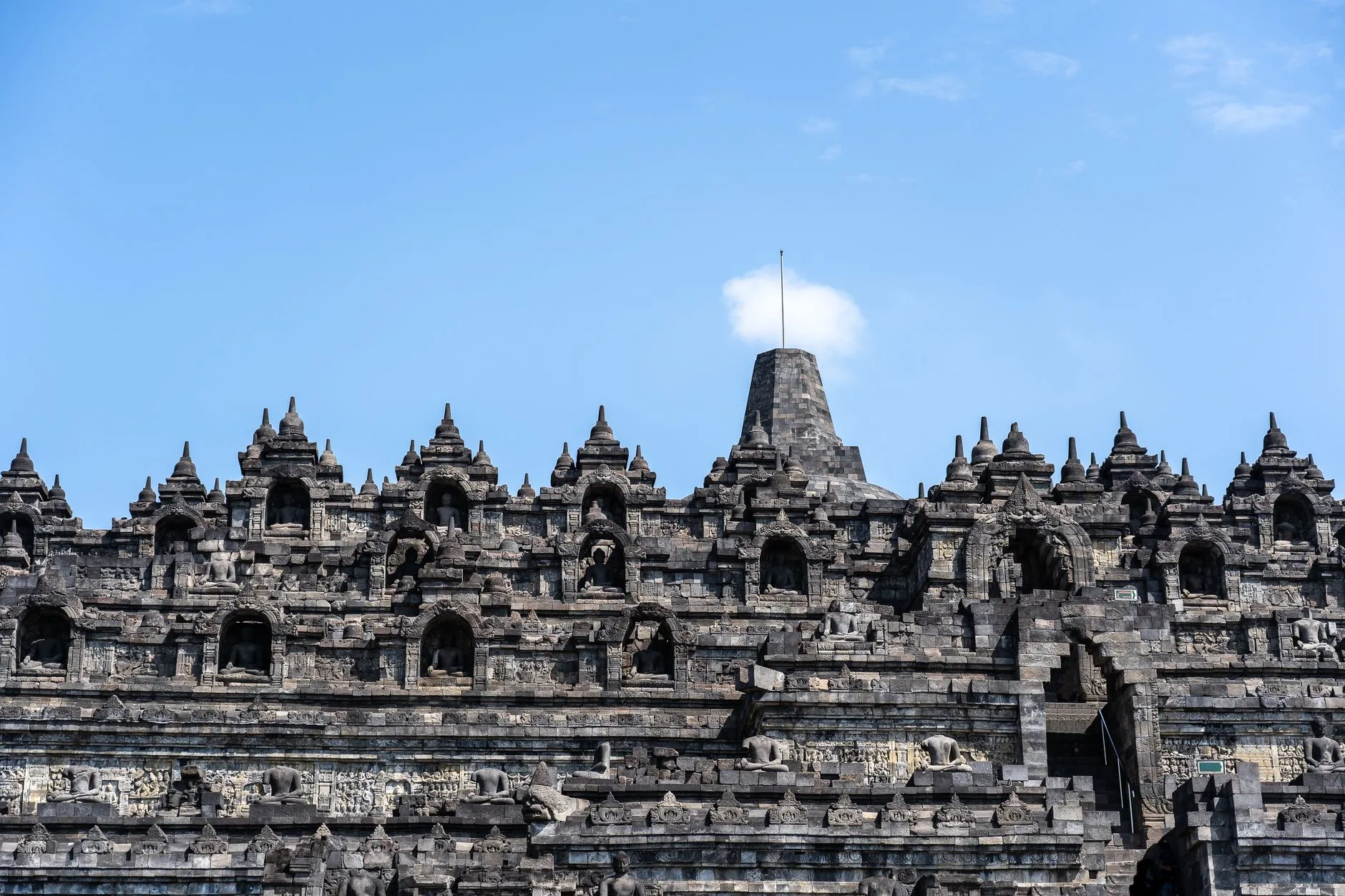 Le temple bouddhiste de Borobudur émergeant de la brume près de Yogyakarta, à Java